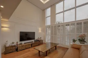 웨인스코팅과 복층 천장의 럭셔리 펜트하우스